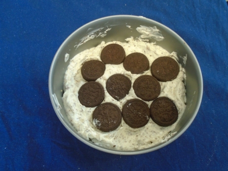 Cheesecake with oreo biscuits.