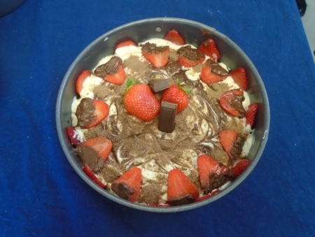 Cheesecake with chocolate and strawberries.